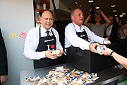 die ersten 500 Nürnburger verteilte Uli Hoeneß persönlich (und gratis) (Foto: Martin Schmitz)